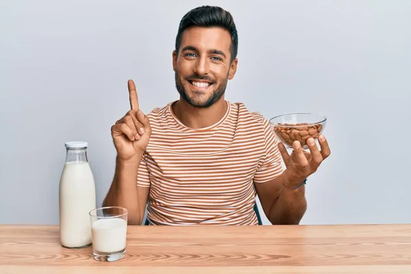 Knappe Spaanse Man Die Gezonde Amandelmelk Drinkt Glimlachend Met Een — Stockfoto