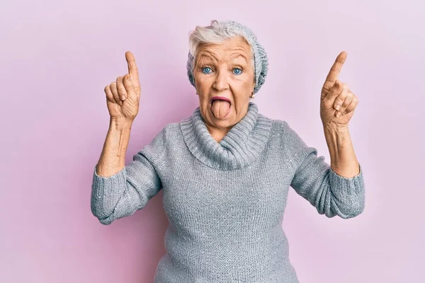 Ηλικιωμένη Γκριζομάλλα Γυναίκα Δείχνει Προς Πάνω Δάχτυλα Κολλήσει Γλώσσα Έξω — Φωτογραφία Αρχείου