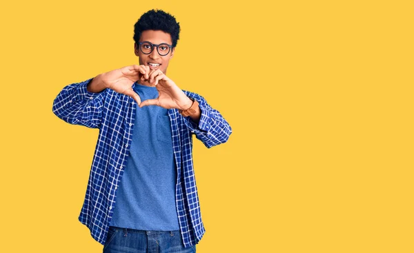 Joven Hombre Afroamericano Vistiendo Ropa Casual Gafas Sonriendo Amor Haciendo — Foto de Stock