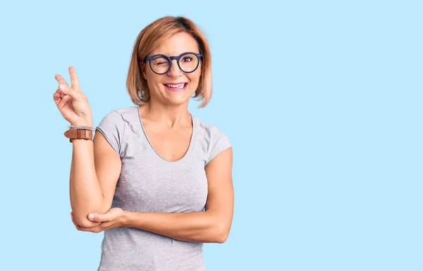 Mujer Rubia Joven Vistiendo Ropa Casual Sonriendo Con Cara Feliz — Foto de Stock