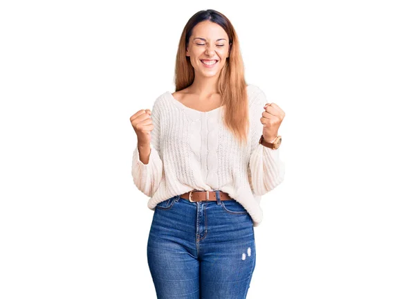 Hermosa Joven Vestida Con Ropa Casual Emocionada Por Éxito Con —  Fotos de Stock