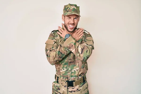 Joven Hombre Caucásico Con Camuflaje Uniforme Del Ejército Gritando Sofocado — Foto de Stock