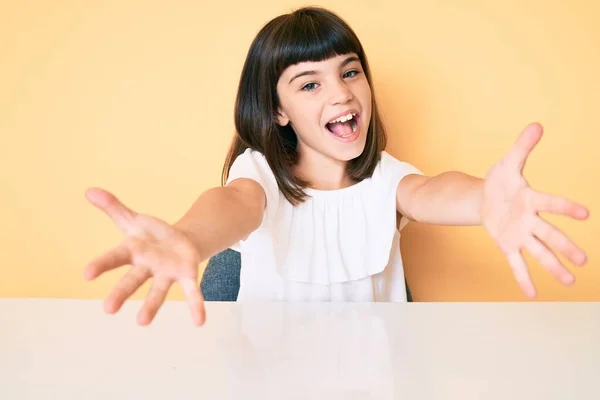 Jong Meisje Met Bang Casual Kleren Zittend Tafel Kijkend Naar — Stockfoto