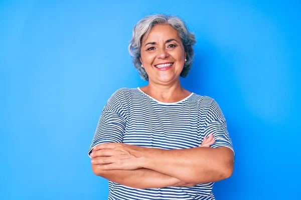 Ältere Hispanische Grauhaarige Frau Mit Legerer Kleidung Fröhlichem Gesicht Lächelnd — Stockfoto