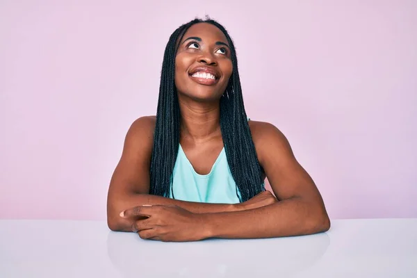 Mujer Afroamericana Con Trenzas Con Ropa Casual Sentada Mesa Mirando —  Fotos de Stock