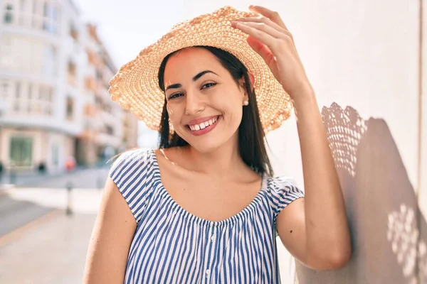 Młoda Latynoska Turystka Wakacjach Uśmiechnięta Szczęśliwa Opierając Się Ścianę Mieście — Zdjęcie stockowe