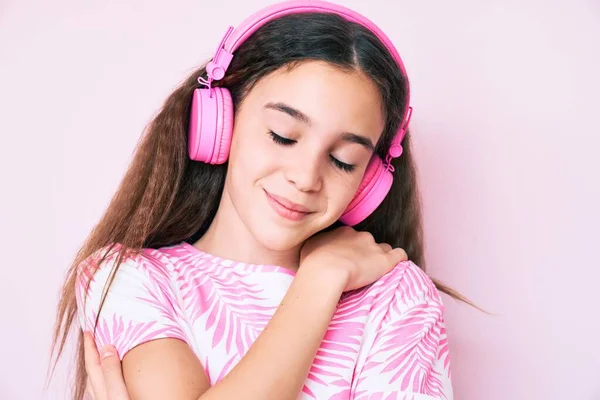 Linda Niña Hispana Escuchando Música Usando Auriculares Abrazándose Feliz Positivo — Foto de Stock