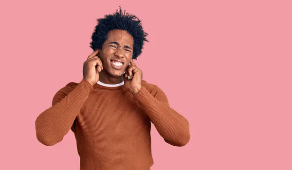 Bonito Afro Americano Com Cabelo Afro Vestindo Roupas Casuais Cobrindo — Fotografia de Stock