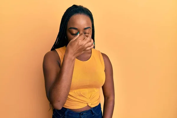 Ung Afrikansk Amerikansk Kvinna Avslappnade Kläder Trött Gnugga Näsa Och — Stockfoto