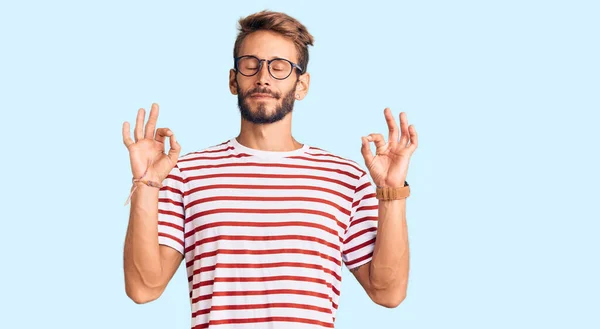 Bonito Loiro Com Barba Vestindo Roupas Casuais Óculos Relaxados Sorrindo — Fotografia de Stock