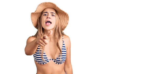 Jong Mooi Blond Vrouw Dragen Bikini Hoed Wijzend Ontevreden Gefrustreerd — Stockfoto