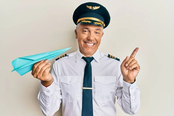 Schöner Mann Mittleren Alters Flugzeugpilotenuniform Mit Papierflieger Lächelnd Glücklich Mit — Stockfoto