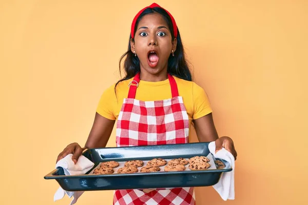 Ung Indian Flicka Bär Bagare Uniform Innehav Hemmagjorda Kakor Rädd — Stockfoto