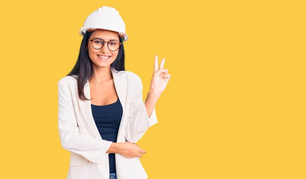 Menina Latina Bonita Nova Vestindo Chapéu Duro Arquiteto Óculos Sorrindo — Fotografia de Stock