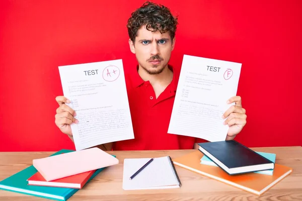 Ung Kaukasisk Man Med Lockigt Hår Visar Godkänd Examen Sitter — Stockfoto