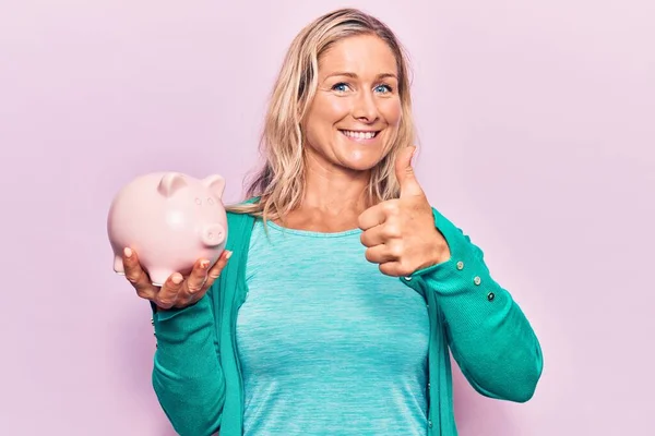 Edad Media Caucásica Rubia Mujer Sosteniendo Alcancía Sonriendo Feliz Positivo — Foto de Stock