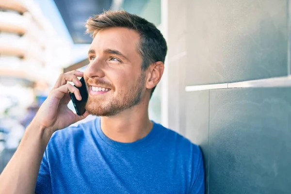 Ung Kaukasisk Man Ler Glad Prata Smartphone Staden — Stockfoto