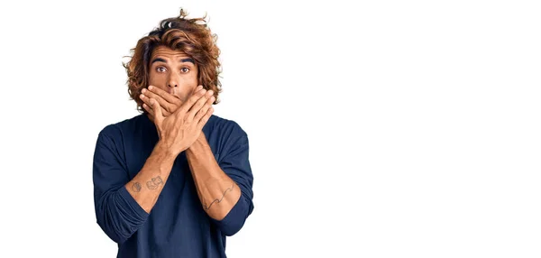 Ung Latinamerikan Klädd Vardagskläder Chockade Täcka Munnen Med Händer För — Stockfoto