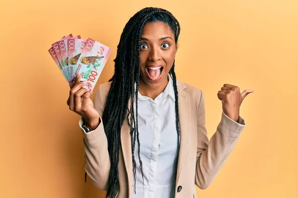 Africká Americká Žena Copánky Drží 100 Dolarů Novozélandských Bankovek Ukazující — Stock fotografie