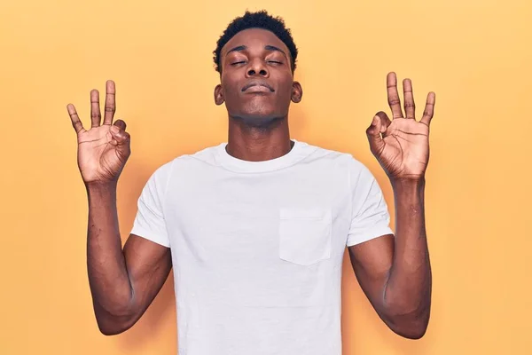 Jovem Afro Americano Vestindo Roupas Casuais Relaxado Sorrindo Com Olhos — Fotografia de Stock