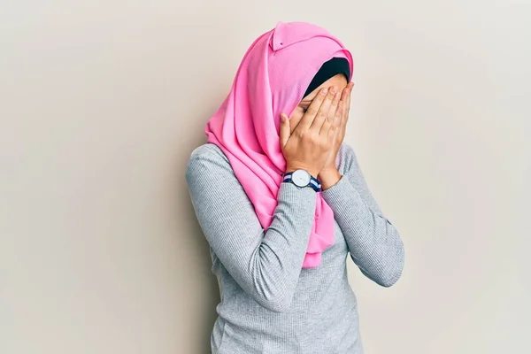 Giovane Donna Caucasica Indossa Tradizionale Sciarpa Hijab Islamico Con Espressione — Foto Stock