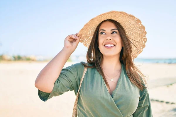 Young Hispanic Woman Vacation Smiling Happy Walking Beach — Stock Photo, Image