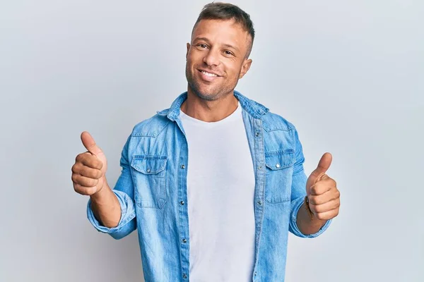 Knappe Spier Man Draagt Casual Spijkerjasje Succes Teken Doet Positieve — Stockfoto