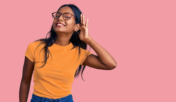 Junge Indische Mädchen Lässiger Kleidung Und Brille Lächeln Mit Der — Stockfoto