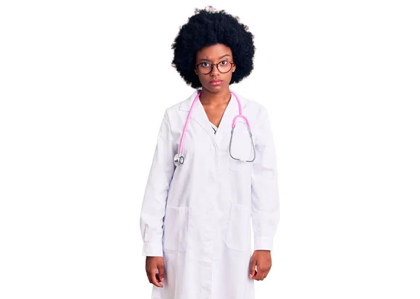 Junge Afrikanisch Amerikanische Frau Arztkittel Und Stethoskop Skeptisch Und Nervös — Stockfoto