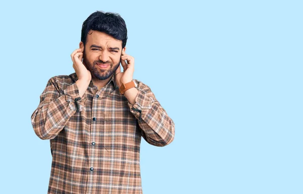 Junger Hispanischer Mann Lässiger Kleidung Der Die Ohren Mit Den — Stockfoto