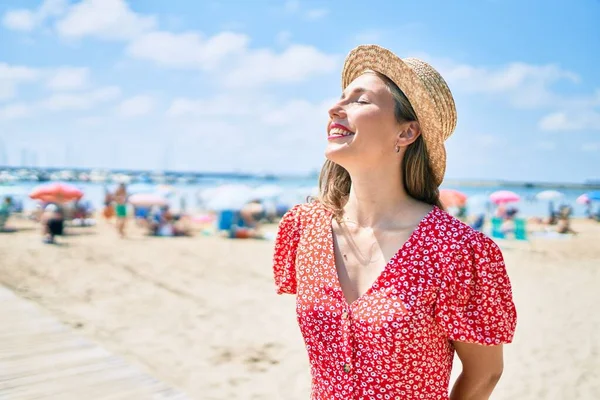 Young Blonde Woman Vacation Smiling Happy Walking Beach — Stock Photo, Image