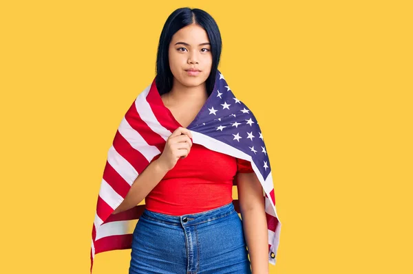 Ung Vacker Asiatisk Flicka Som Håller Usa Flagga Tänkande Attityd — Stockfoto
