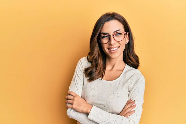 Joven Morena Vestida Con Ropa Casual Gafas Cara Feliz Sonriendo — Foto de Stock