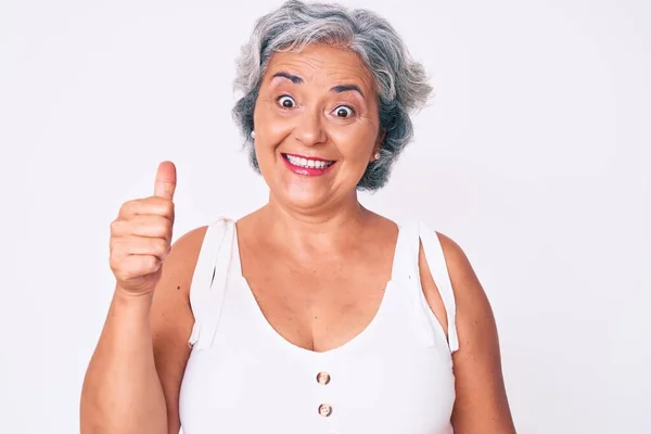 シニアパニック女性を着てカジュアル服笑顔幸せと正 親指アップ行う優れた承認サイン — ストック写真