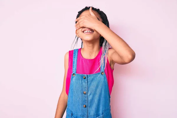 Młody Afroamerykanin Dziewczyna Dziecko Warkoczami Sobie Casual Ubrania Różowym Tle — Zdjęcie stockowe