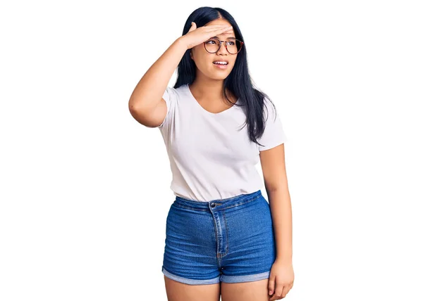 Junge Schöne Asiatische Mädchen Lässiger Kleidung Und Brille Sehr Glücklich — Stockfoto