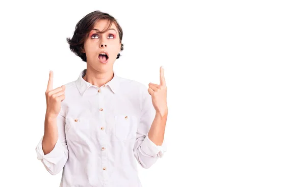 Hermosa Joven Pelo Corto Con Elegante Camisa Blanca Asombrada Sorprendida — Foto de Stock