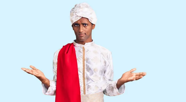 Africano Bonito Homem Vestindo Tradição Sherwani Saree Roupas Indolentes Confundido — Fotografia de Stock