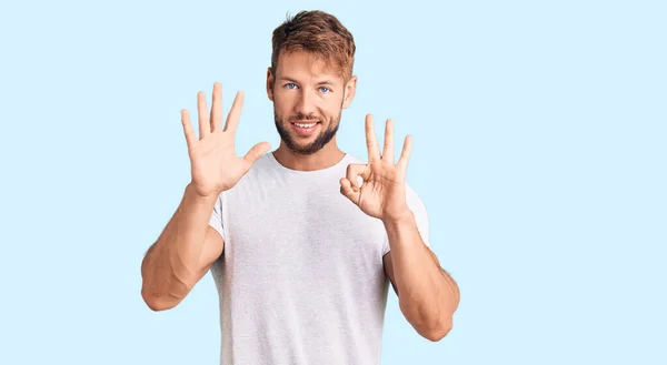 Joven Hombre Caucásico Con Camiseta Blanca Casual Mostrando Apuntando Hacia —  Fotos de Stock