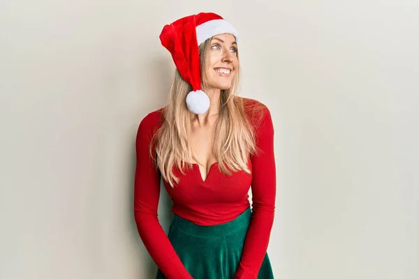 Prachtige Blanke Vrouw Kerstkostuum Hoed Die Weg Kijkt Naar Zijkant — Stockfoto