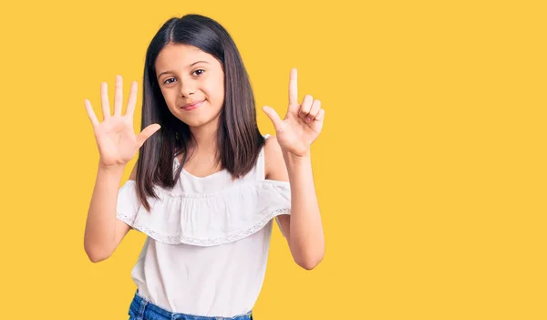 Schöne Kindermädchen Lässiger Kleidung Zeigen Und Zeigen Mit Den Fingern — Stockfoto