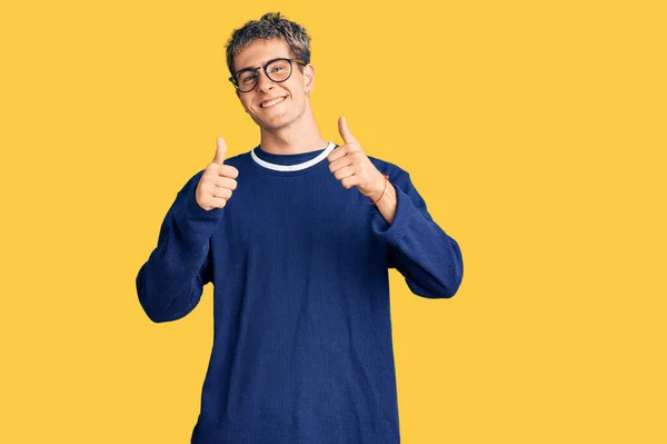 Homem Bonito Jovem Vestindo Roupas Casuais Óculos Sinal Sucesso Fazendo — Fotografia de Stock