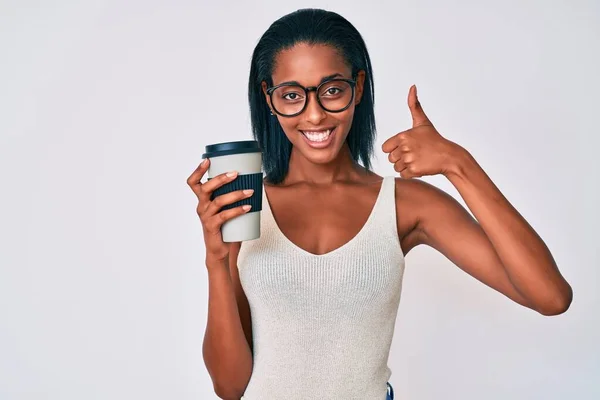 Jonge Afro Amerikaanse Vrouw Houdt Weg Nemen Koffie Glimlachend Gelukkig — Stockfoto