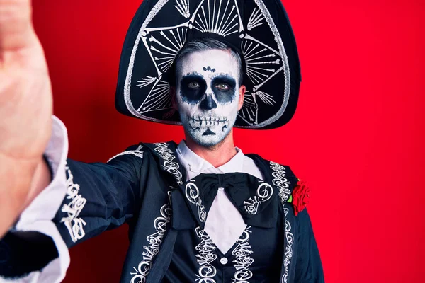 Ung Man Bär Mexikanska Dagen Den Döda Kostymen Gör Selfie — Stockfoto