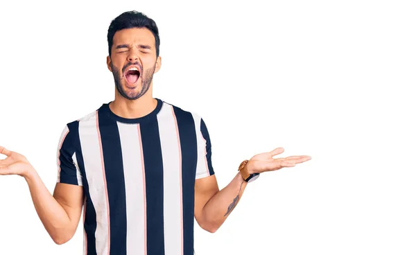 Homem Hispânico Bonito Jovem Vestindo Tshirt Listrada Celebrando Louco Louco — Fotografia de Stock