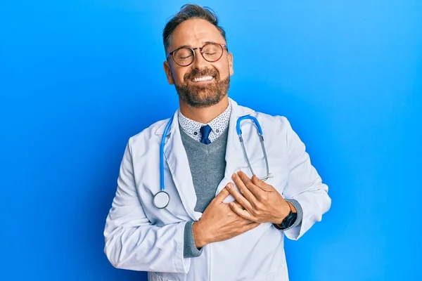 Guapo Hombre Mediana Edad Vistiendo Uniforme Médico Estetoscopio Sonriendo Con — Foto de Stock