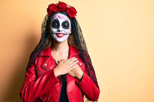 Vrouw Draagt Dag Van Het Dode Kostuum Geel Glimlachend Met — Stockfoto