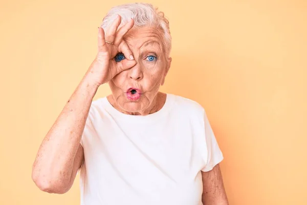 Ältere Schöne Frau Mit Blauen Augen Und Grauen Haaren Die — Stockfoto