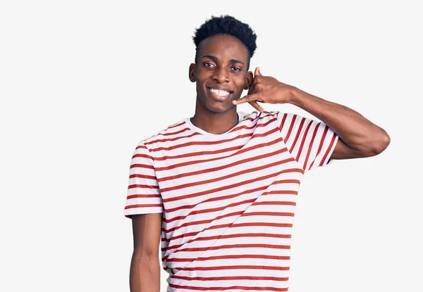 Jovem Afro Americano Vestindo Roupas Casuais Sorrindo Fazendo Gesto Telefônico — Fotografia de Stock