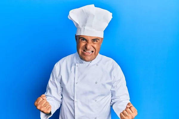 Hombre Maduro Oriente Medio Vistiendo Uniforme Cocinero Profesional Sombrero Muy —  Fotos de Stock